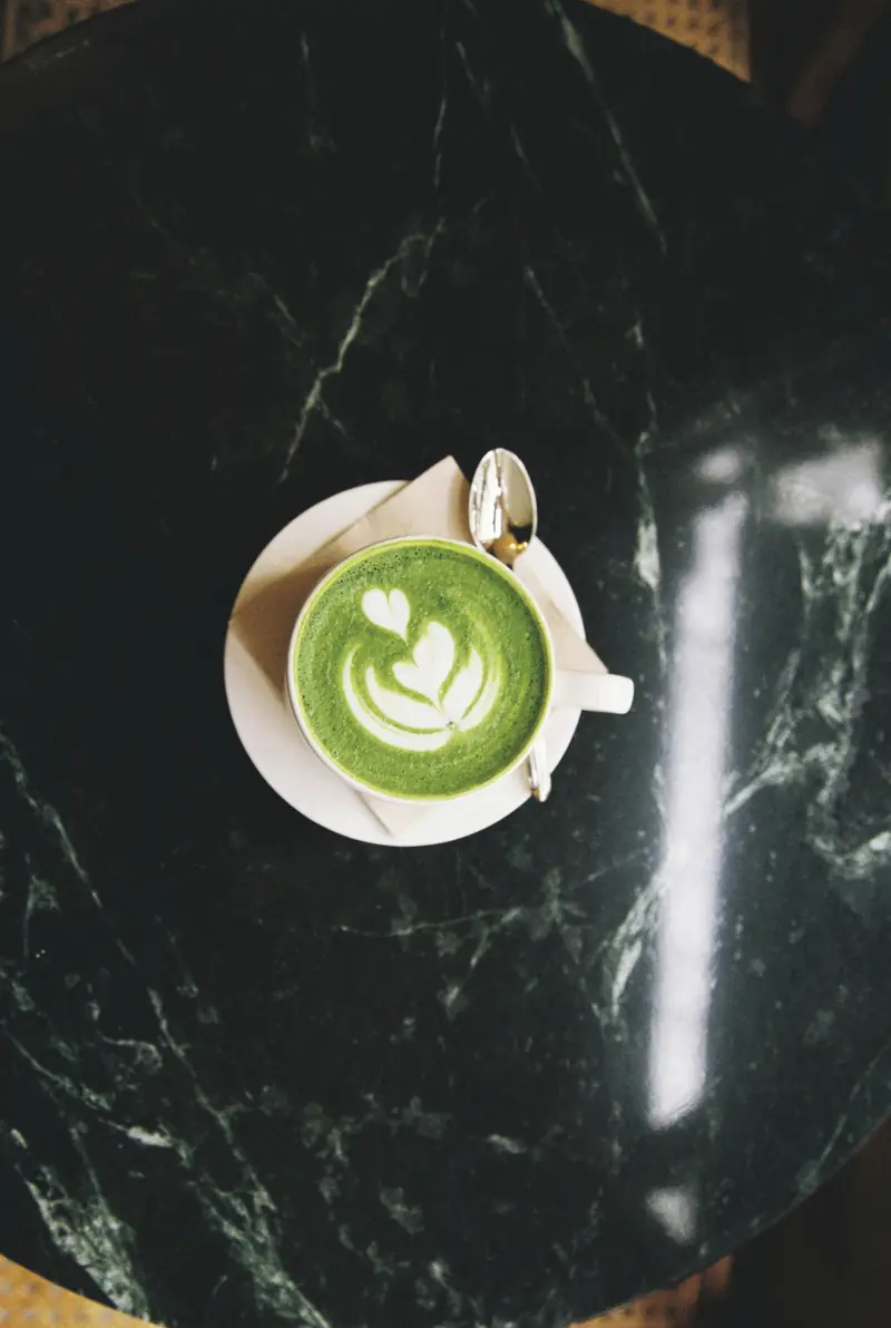 Matcha latte visto desde arriba sobre una mesa redonda de mármol negro